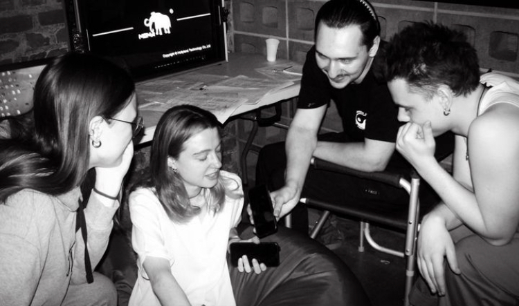 Бэкстэйдж, людзі, ч/б фота